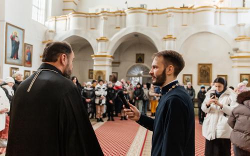 "Делами добра - к Рождеству Христову": в слонимском соборе вручили рождественские подарки фото 6