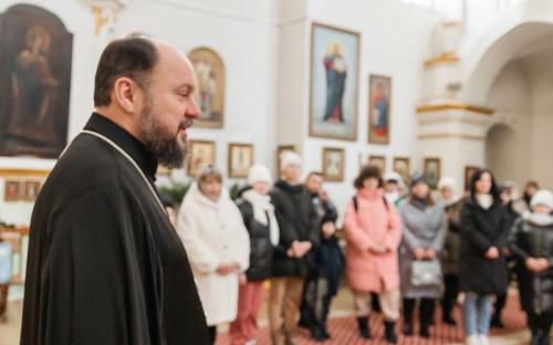 "Делами добра - к Рождеству Христову": в слонимском соборе вручили рождественские подарки фото 7