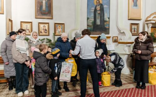 "Делами добра - к Рождеству Христову": в слонимском соборе вручили рождественские подарки фото 8