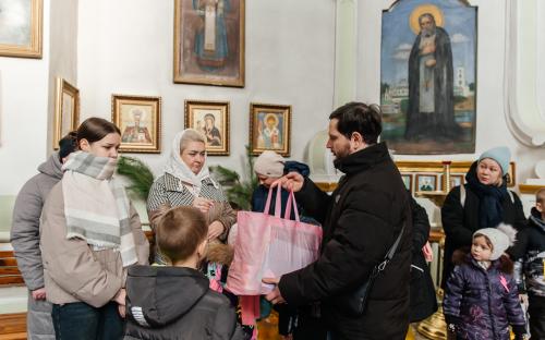 "Делами добра - к Рождеству Христову": в слонимском соборе вручили рождественские подарки фото 9