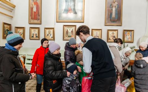 "Делами добра - к Рождеству Христову": в слонимском соборе вручили рождественские подарки фото 10