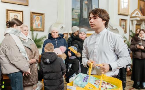 "Делами добра - к Рождеству Христову": в слонимском соборе вручили рождественские подарки фото 11