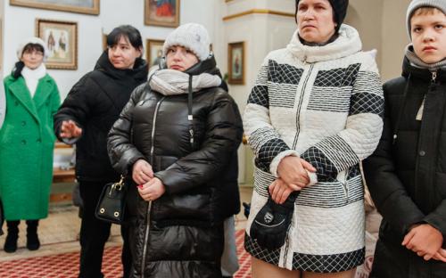 "Делами добра - к Рождеству Христову": в слонимском соборе вручили рождественские подарки фото 13