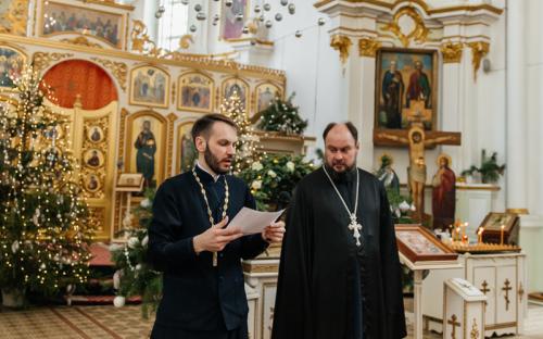 "Делами добра - к Рождеству Христову": в слонимском соборе вручили рождественские подарки фото 14