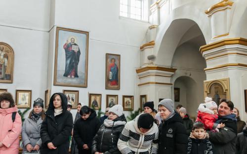 "Делами добра - к Рождеству Христову": в слонимском соборе вручили рождественские подарки фото 15