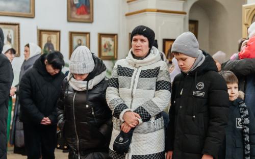 "Делами добра - к Рождеству Христову": в слонимском соборе вручили рождественские подарки фото 16
