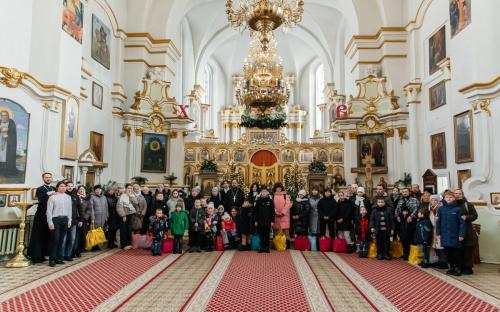 "Делами добра - к Рождеству Христову": в слонимском соборе вручили рождественские подарки фото 20
