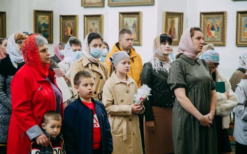 На приходе Троицкого собора в Неделю жен-мироносиц поздравили с Пасхой прихожан фото 1