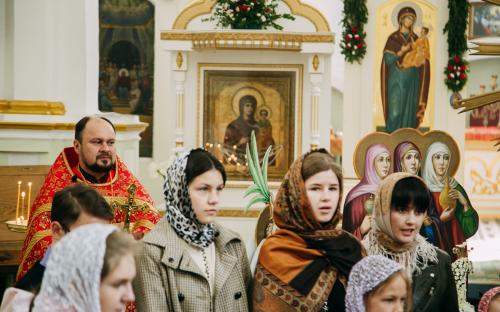 На приходе Троицкого собора в Неделю жен-мироносиц поздравили с Пасхой прихожан фото 4
