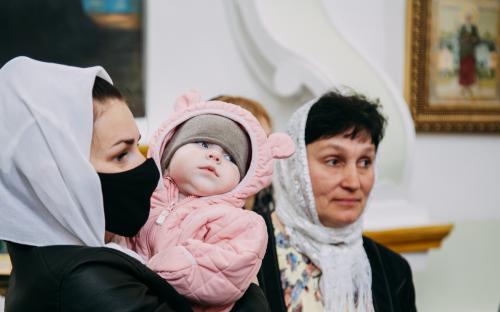 На приходе Троицкого собора в Неделю жен-мироносиц поздравили с Пасхой прихожан фото 7