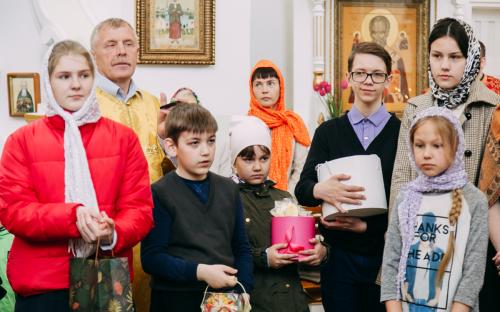 На приходе Троицкого собора в Неделю жен-мироносиц поздравили с Пасхой прихожан фото 10