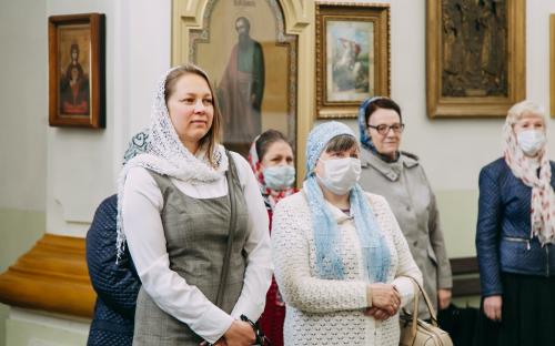 На приходе Троицкого собора в Неделю жен-мироносиц поздравили с Пасхой прихожан фото 12