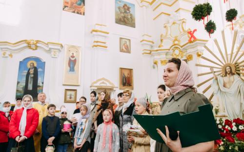 На приходе Троицкого собора в Неделю жен-мироносиц поздравили с Пасхой прихожан фото 13