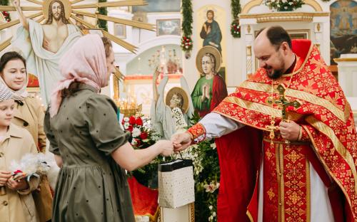 На приходе Троицкого собора в Неделю жен-мироносиц поздравили с Пасхой прихожан фото 16