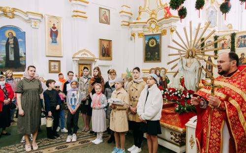 На приходе Троицкого собора в Неделю жен-мироносиц поздравили с Пасхой прихожан фото 20