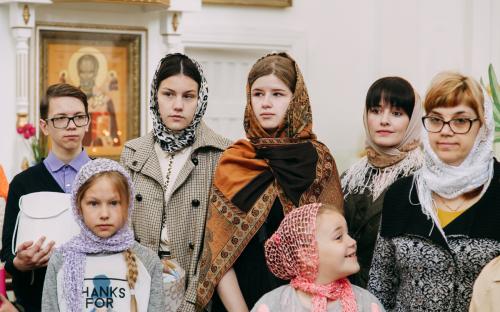На приходе Троицкого собора в Неделю жен-мироносиц поздравили с Пасхой прихожан фото 22