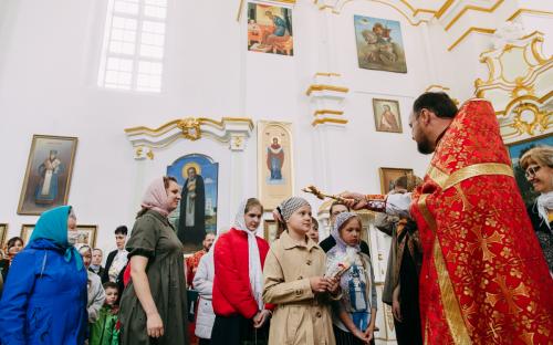 На приходе Троицкого собора в Неделю жен-мироносиц поздравили с Пасхой прихожан фото 23