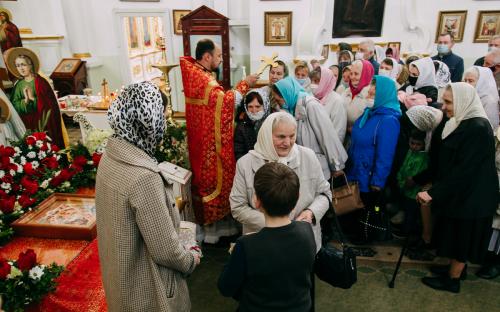 На приходе Троицкого собора в Неделю жен-мироносиц поздравили с Пасхой прихожан фото 24