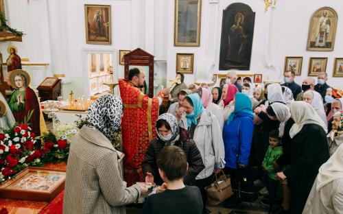 На приходе Троицкого собора в Неделю жен-мироносиц поздравили с Пасхой прихожан фото 25