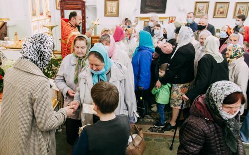 На приходе Троицкого собора в Неделю жен-мироносиц поздравили с Пасхой прихожан фото 26