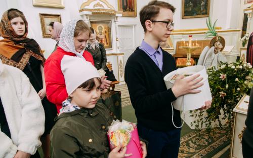 На приходе Троицкого собора в Неделю жен-мироносиц поздравили с Пасхой прихожан фото 27