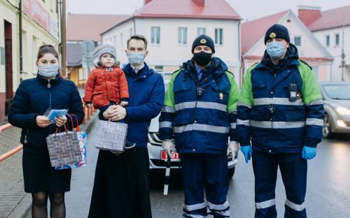 "Береги себя и своих близких": акция Троицкого собора фото 13