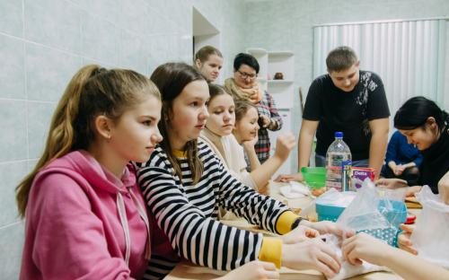 Приход Свято-Троицкого собора посетили учащиеся 8-х классов средней школы №10 фото 5