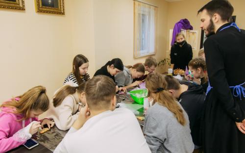 Приход Свято-Троицкого собора посетили учащиеся 8-х классов средней школы №10 фото 14