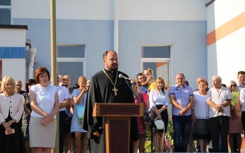 Священнослужители побывали на торжественных линейках в учебных заведениях г. Слонима фото 2