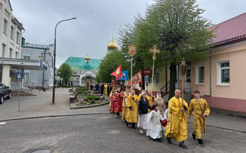 Крестный ход в День Победы прошел в Слониме фото 3