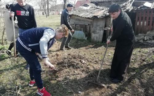 Слонимские священник и волонтеры помогли в уборке ветерану фото 3