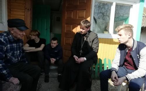 Слонимские священник и волонтеры помогли в уборке ветерану фото 4