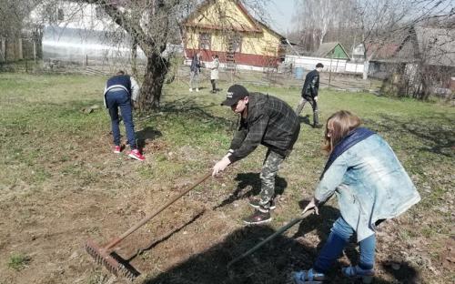 Слонимские священник и волонтеры помогли в уборке ветерану фото 5