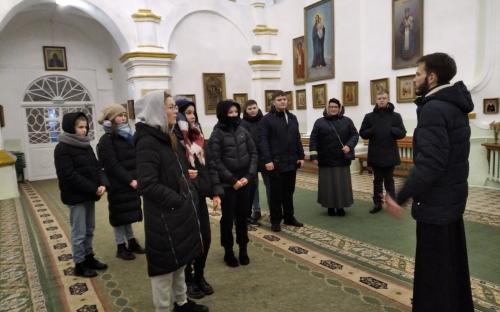 Приход Свято-Троицкого собора посетили учащиеся 8-х классов средней школы №10 фото 2